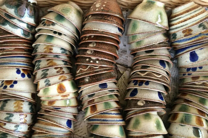 積まれた手作りのやちむん