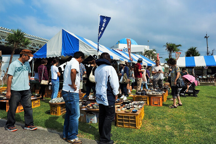 読谷やちむんと工芸市の様子