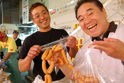 １階の肉屋コーナーで（NPO法人まちなか研究所わくわく提供）