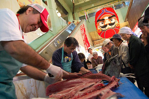 マグロ解体ショー(写真／NPO法人まちなか研究所わくわく）