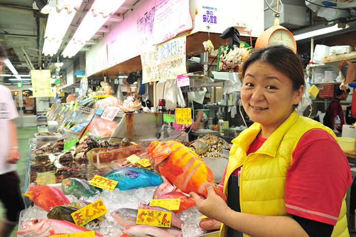 1階で魚を買って2階食堂で調理してもらうの記事イメージ