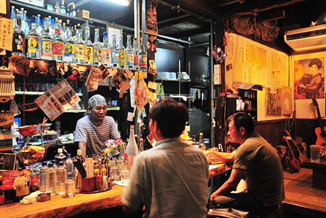 栄町市場の夜の飲み屋のひとつ「栄町市場ボトルネック」