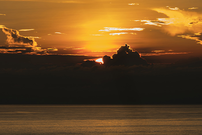 夕日が雲に隠れる瞬間
