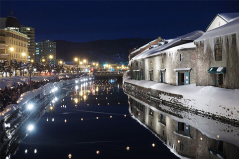 小樽運河にガラスのあかりが浮かぶ様子はロマンチック