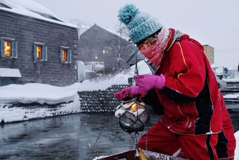 極寒期の2月ゆえ、耳・手などの末端や首元を温める服装が適