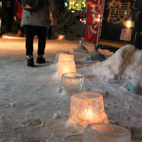 路肩を散策する