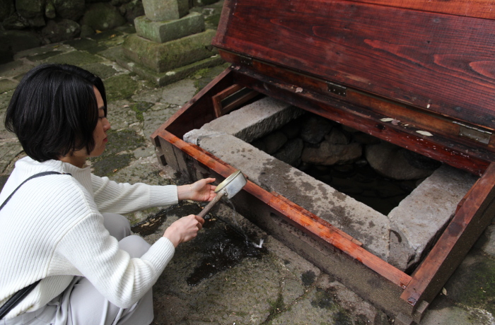 御霊水をくむ