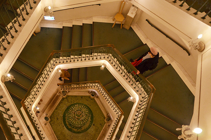 雪の美術館　らせん階段