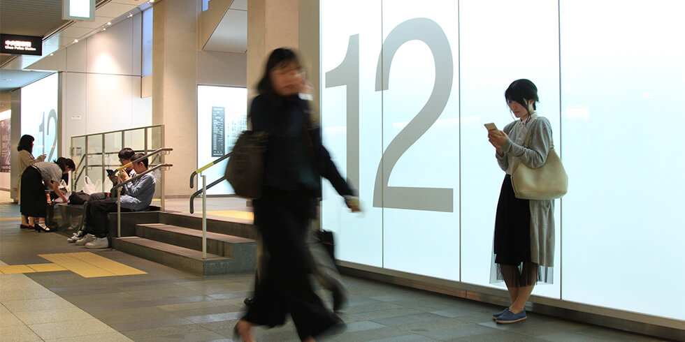 階段の前で休憩