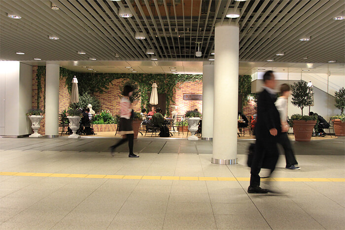 チカホを歩く人々