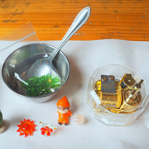 体験用のオルゴールとトッピングパーツ