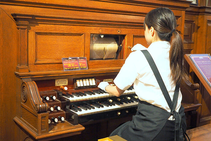 エオリア・パイプオルガン演奏の様子
