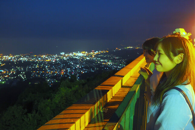 屋上展望台から夜景を見る