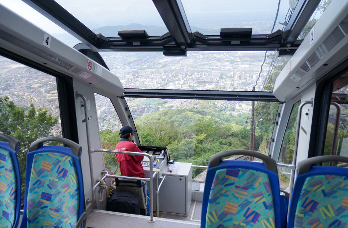 360度ガラス張りのケーブルカー