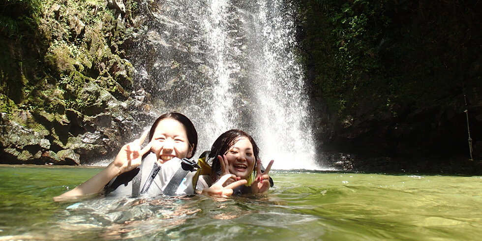 現地の人は　滝つぼでこう遊ぶの記事イメージ