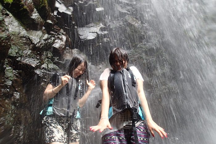 現地の人は滝つぼでこう遊ぶの記事イメージ