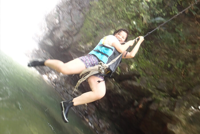 現地の人は滝つぼでこう遊ぶの記事イメージ