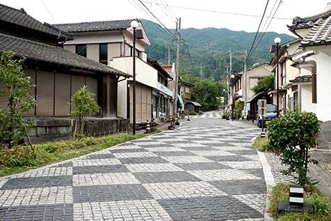 古湯温泉街の石畳の目抜き通り