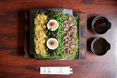 地元佐賀の素材を中心に作られた人気の「瓦そば」