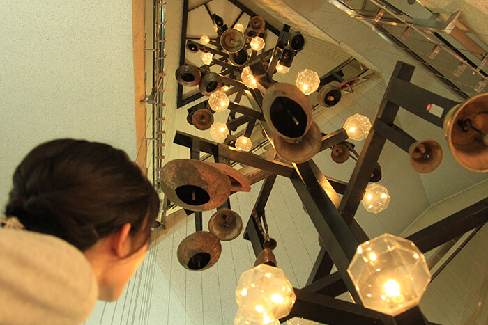 酪農と乳の歴史館玄関ロビー　カウベル