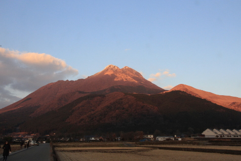 夕日も映える由布岳