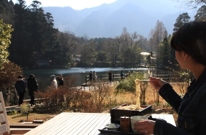 金鱗湖ながめて食事