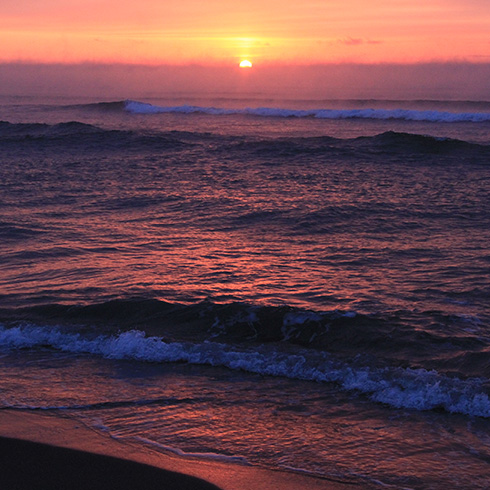 朝陽がのぼる大津海岸