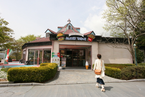 「不思議の国のアリス」や英国カントリースタイルのレストランが点在