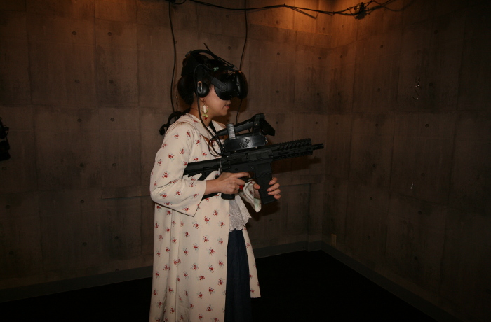 VRの世界へ誘うゴーグルとヘッドを装着