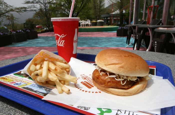 目玉メニューは「とり天バーガー」