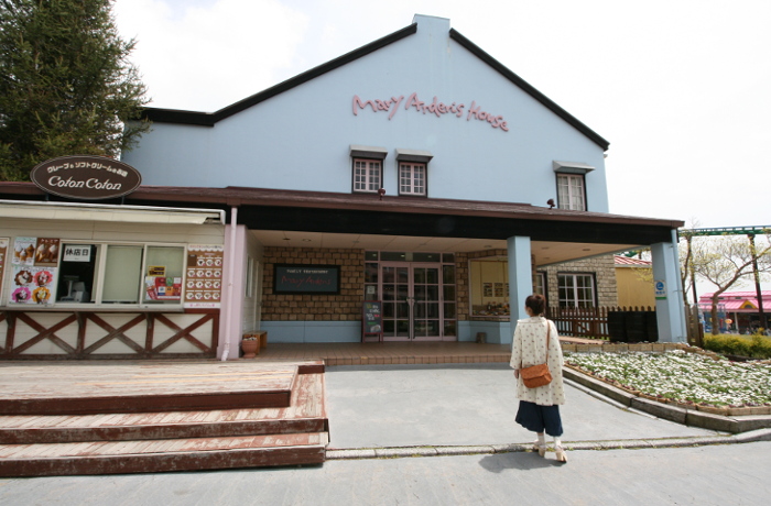 ファミリーレストラン「メアリーアーデンス」