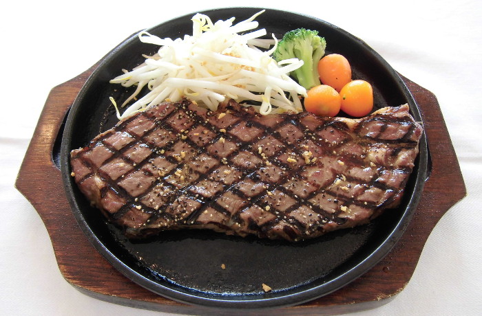 厚切り肉で大満足な「鉄板焼きステーキ」（1450円）