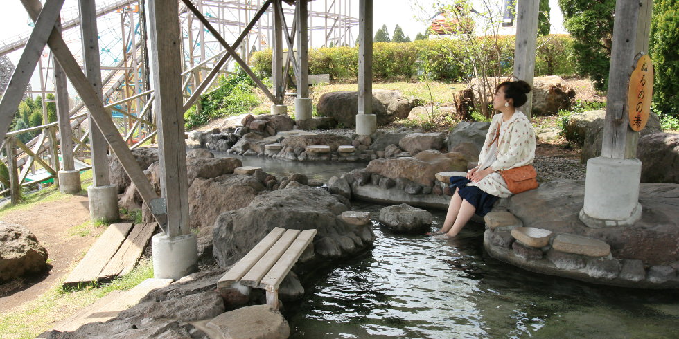 絶叫アトラクションなど園内を見ながらの足湯