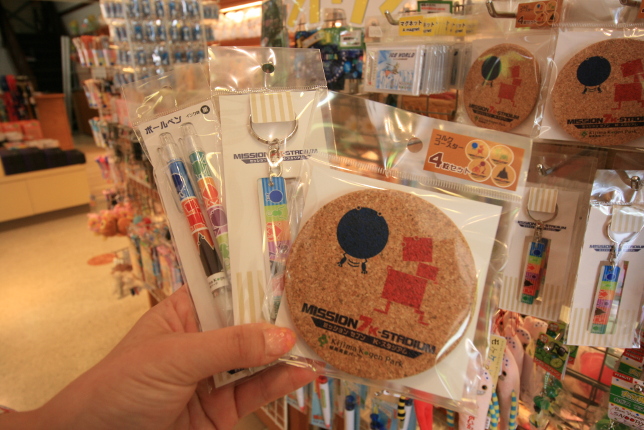 アトラクションをモチーフにしたコルクコースターやボールペン