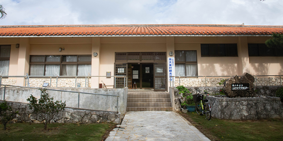 南大東島の一大産業を支えた'シュガートレイン'の軌跡と島人の営みに触れる