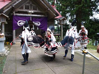 子供が踊ることが多い