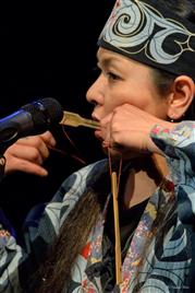 ムックリ演奏の様子(C)三浦信行
