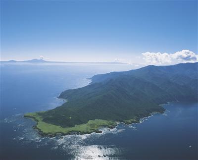 知床半島の中央に背骨のように貫く、1500ｍ級の知床連山