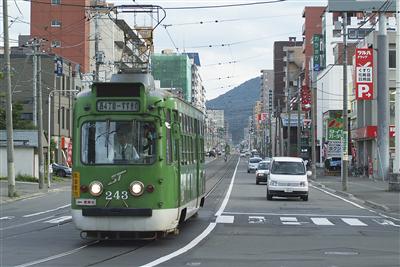 市民の大切な足のひとつ、札幌の路面電車
