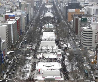 札幌の街を雪のオブジェが埋め尽くす雪まつり