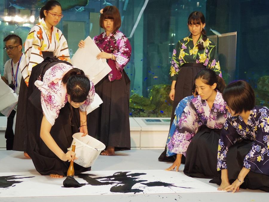 「オレンジノート」の曲に合わせて、「飛翔」という文字を披露した都立井草高等学校書道部メンバー。