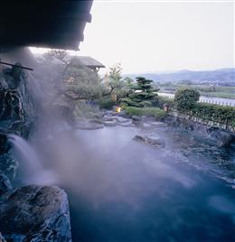 筑後川沿いに位置する原鶴温泉