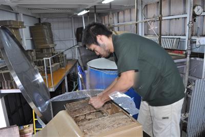 奄美大島で黒糖を使って焼酎を醸す富田酒造場