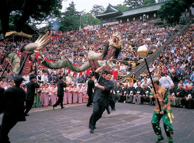 長崎くんちの「龍踊」