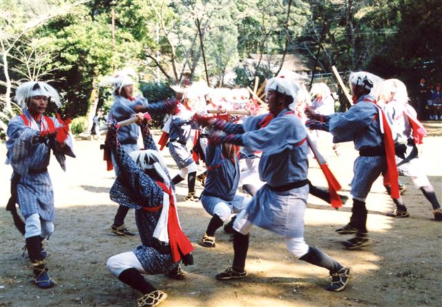 西都市に伝わる中山棒踊り