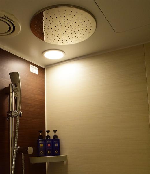 「パティオツイン」、「パーシャルハリウッドツイン」、「セントラルスイート」、「ジュニアスイート」はレインシャワーが完備 「パティオツイン」、「パーシャルハリウッドツイン」、「セントラルスイート」、「ジュニアスイート」はレインシャワーが完備