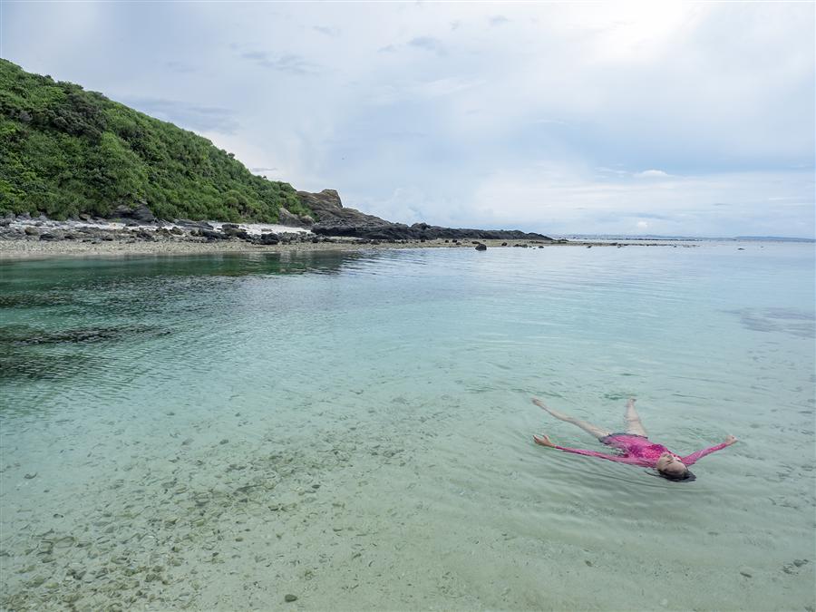 中島のビーチにて