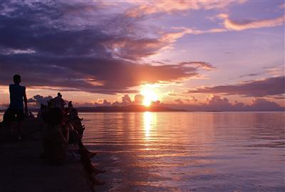 竹富島の西桟橋から海を眺め、変化する景色を味わう旅
