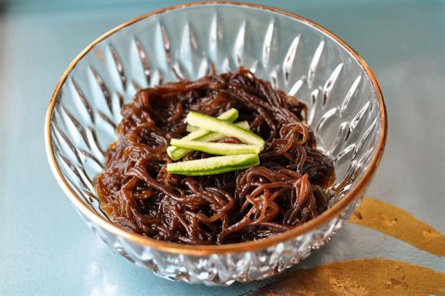 もずくの酢の物。沖縄県内では日常的に食べられる。