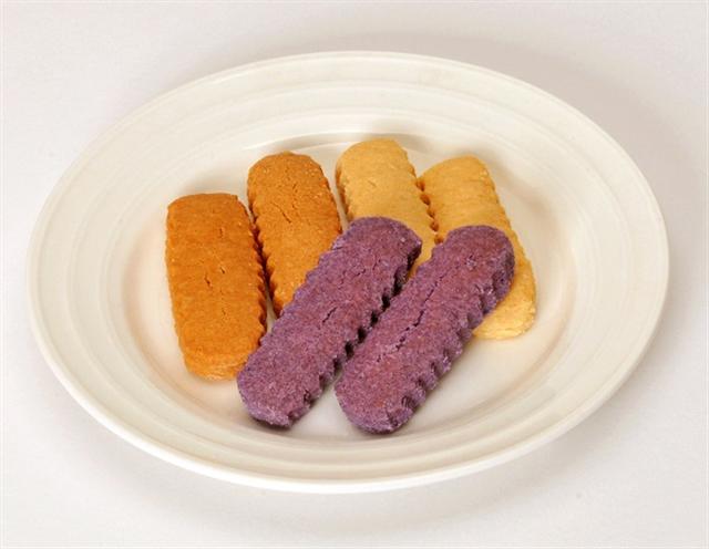 沖縄では紅芋味のお菓子も多くある。写真は紅芋ちんすこう（写真提供／OCVB）